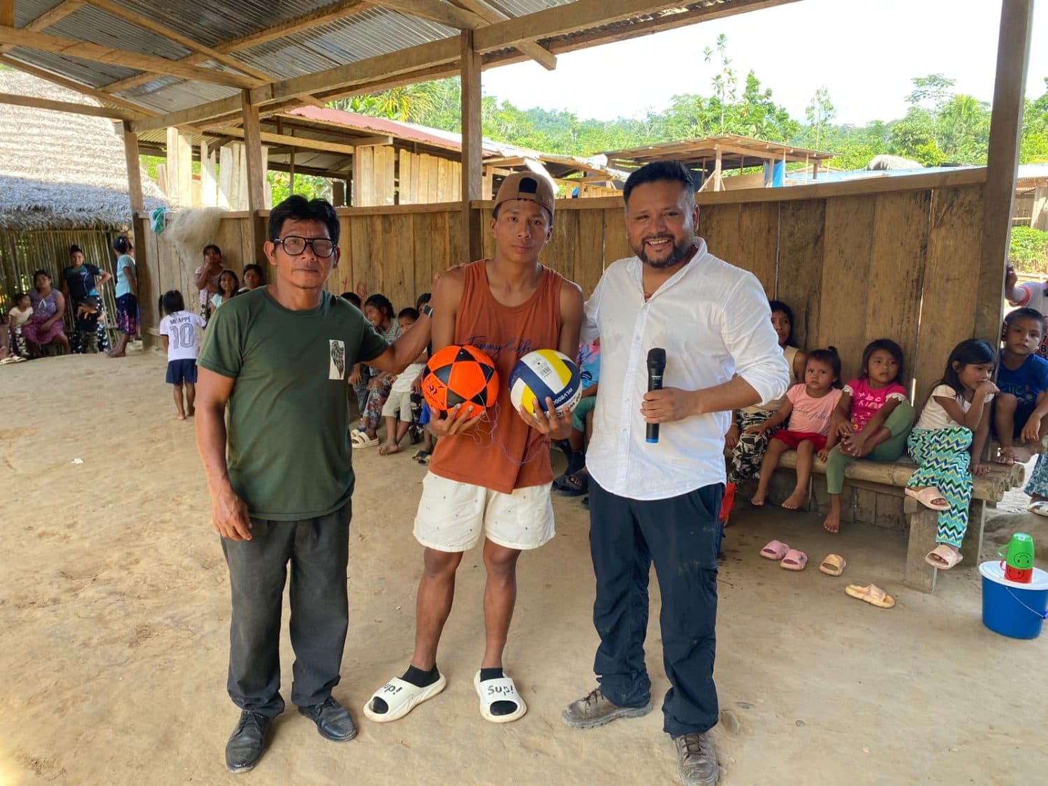 Voluntarios de Tendiendo Puentes entregando materiales a una comunidad nativa amazónica.